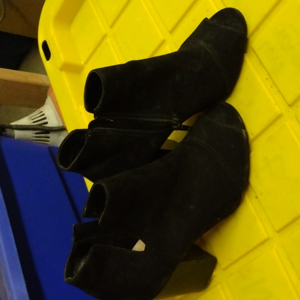 Apt. 9 black heeled booties size 7